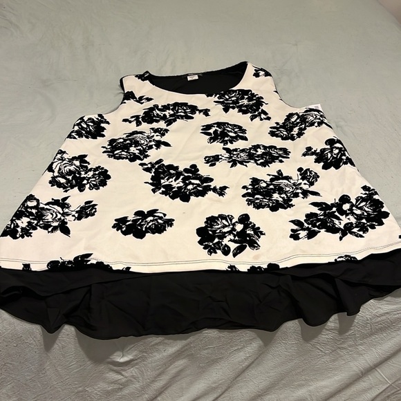 Women’s tops, white tee with design, pink cardigan and blk and white blouse. - Picture 7 of 13